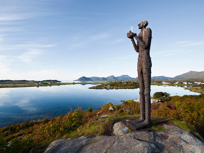 Skulpturen «Mannen frå havet» av kunstnaren Kjell Erik Killi Olsen står ved Vinjesjøen i Bø i Vesterålen. Foto: Bjørn Jørgensen, Samfoto